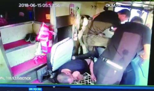 車上乘客將暈倒司機救下大巴,并打電話聯系救助(網友供圖)