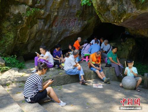 资料图：7月20日，广西桂林市持续高温天气，不少市民到岩洞口消暑纳凉。