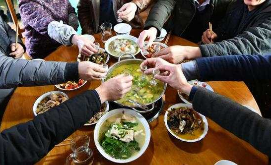 女性不上桌這樣的舊俗已經(jīng)有了很大變化