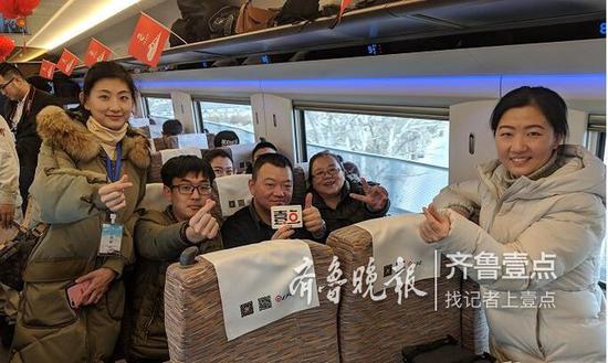 左右兩位美女記者分別是:壹點主播:吹吹,互動編輯:雪飛