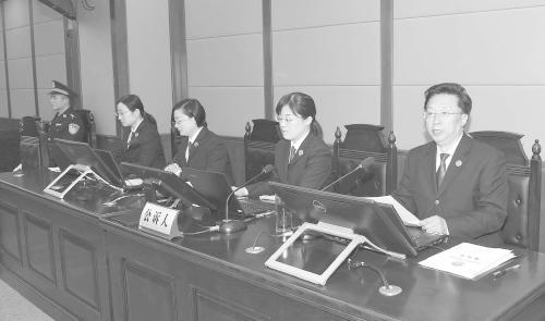 山東省濰坊市檢察院檢察長王桂春(右一)出庭支持公訴