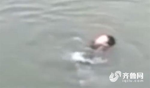 纵身一跃!他独自在漩涡中救了三人