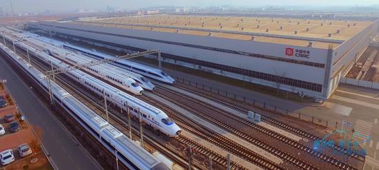 中车四方设计生产的复兴号列车,时速350公里,跑出世界最快运营速度。