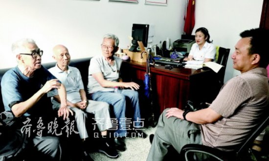 下午3點(diǎn),青龍街社區(qū)居委會召開業(yè)主協(xié)調(diào)會。