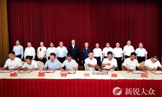 座谈会后,举行了山东援疆合作项目签约仪式。