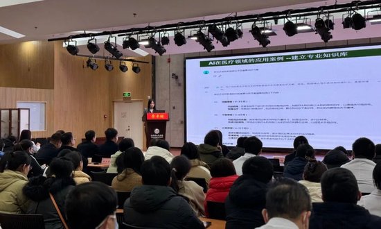 ▲树兰特聘专家、港大医学院博士李卓璇讲解《AI创新应用与精准药物研发》