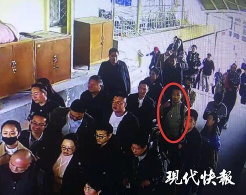 △當時走在人流中的孫嘯