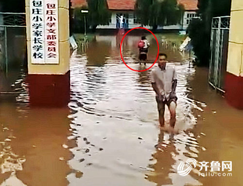 校门外，包庄小学的老师背着孩子进校园