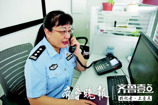 杨玲一边盯着预警屏幕,一边打电话提醒市民。