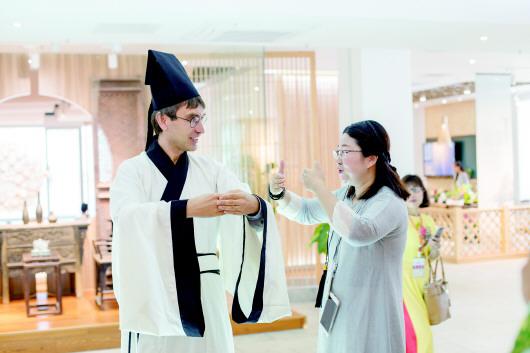 外國博士生學習中華傳統禮儀。(資料圖)