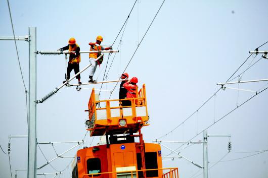 中铁电气化局的技术人员对鲁南高铁日曲段接触网工程进行平推检查
