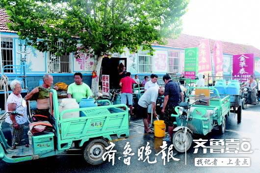 7月31日,送水車到達(dá)福山區(qū)回里鎮(zhèn)后富村,村民們趕來接水。