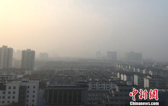 图为20日上午8时30分,扬州大雾明显减弱消散。 崔佳明 摄