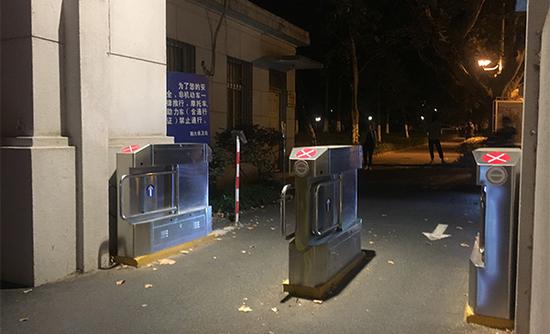 南大鼓楼校区南门的交通道闸,师生需刷卡进入。澎湃新闻记者 陈卓 摄
