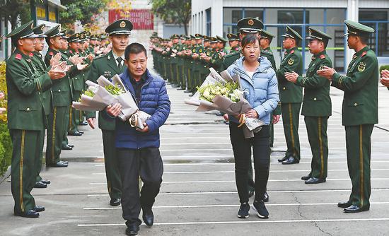 王成龙生前所在的特战队全体官兵列队迎接烈士的父母