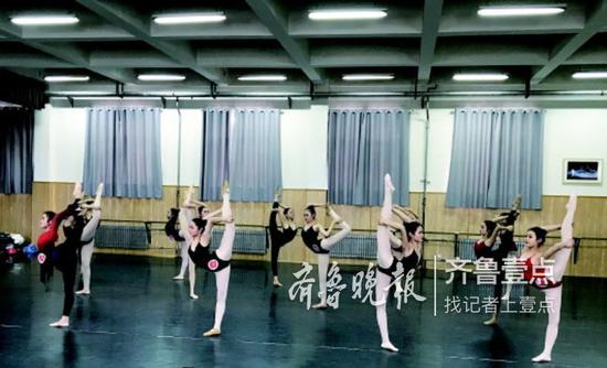 山东艺术学院舞蹈专业考试现场。记者 郭立伟 摄