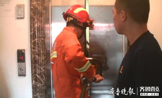 经过2分多钟的紧张救援,3名被困人员被消防员救出,所幸暂无大碍。
