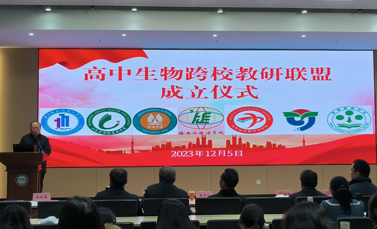 校长助理张振春发言