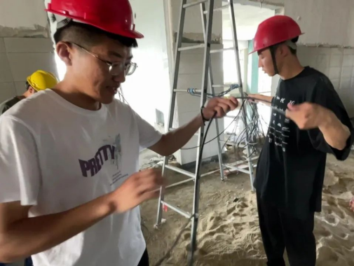 成员在工地上整理电线