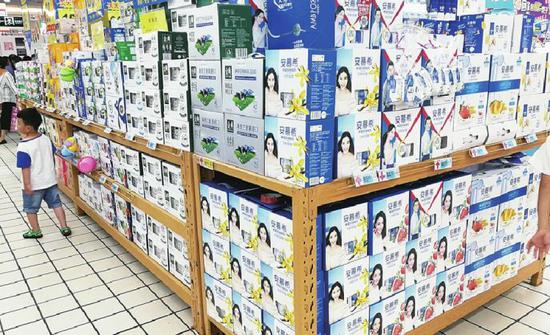 尽管超市里牛奶促销力度“空前”,但购买者却并不多。(朱文明 摄)