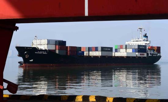一艘来自韩国的货船抵达山东威海港。新华社记者 郭绪雷 摄