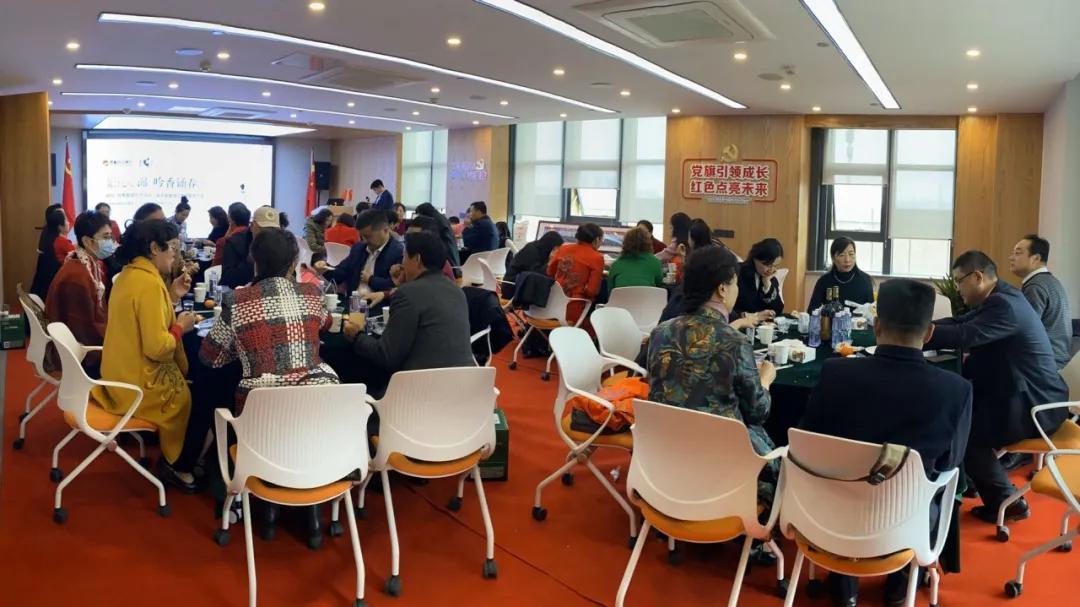 朗诵者在集团总部聚餐交流