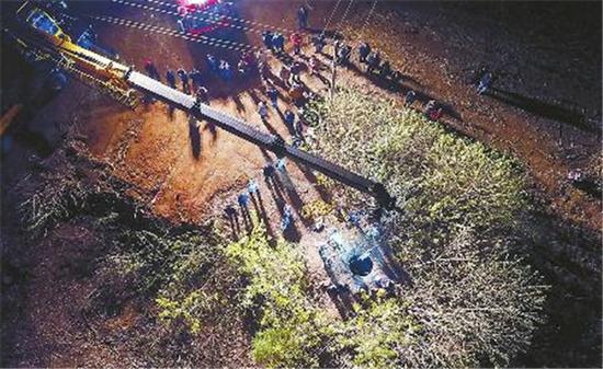 16日23点多,增援吊车赶到现场,将潜水员送入井中