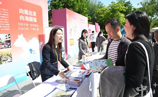 “宜居中山”展区工作人员正向齐鲁市民介绍中山优美宜居的生活环境和优渥的置业政策。记者 夏升权 摄