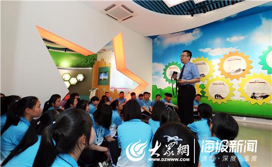 在聊城市检察院青少年法治教育基地,检察官向学生们讲解法治知识。黄莹 摄(1)