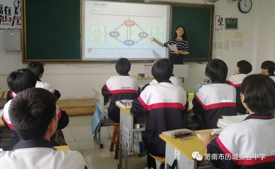 高三课堂上的时老师