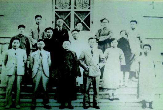 《齐大月刊》编委会合影(一排左二为老舍)