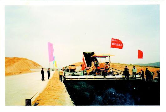 圖:1992年,濟青高速濰坊段施工現場。(資料圖)