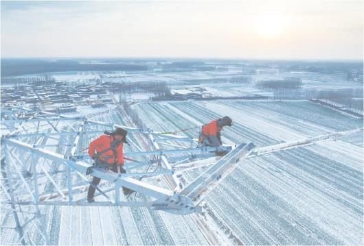±800千伏陇东—山东特高压工程铁塔组立施工现场 摄影：徐可