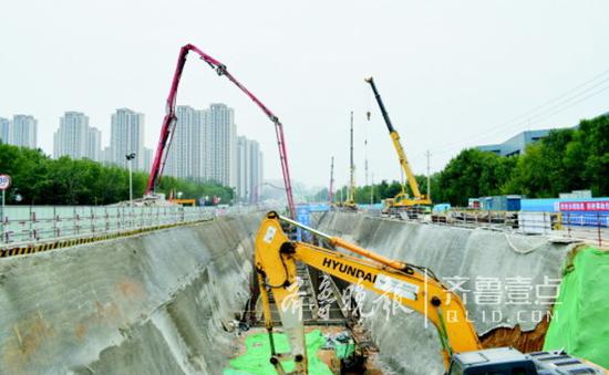 凤鸣路北段正进行综合管廊施工,预计今年年底实现通车。