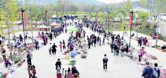 受红叶游拉动,黄沙埠村形成了山货市场。齐鲁晚报·齐鲁壹点 记者王杰摄