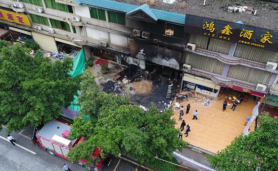 這是廣東英德市KTV火災現場(4月24日無人機拍攝)。新華社記者 鄧華 攝