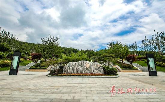碧空如洗下的山頭公園綿延疊翠郁郁蔥蔥,令人心曠神怡。