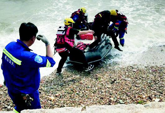 游客被救援队员用充气艇救回岸边。(蓝天救援队供图)