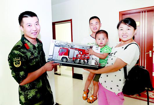 趙士軍送給小根藤一輛玩具車做禮物。