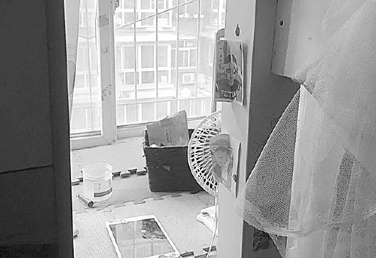 男童就是從窗戶外面這個位置被卡住的