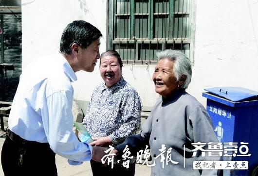 刘昌法（左一）在西沙井村到村民家走访。