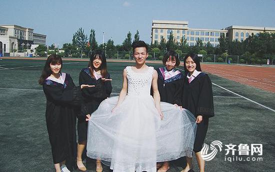 对于这位尽职尽责的班长,班上女同学都十分认可,评价也是相当高。