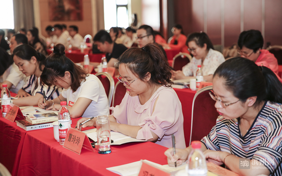 各县区通讯员认真听讲，学习充电