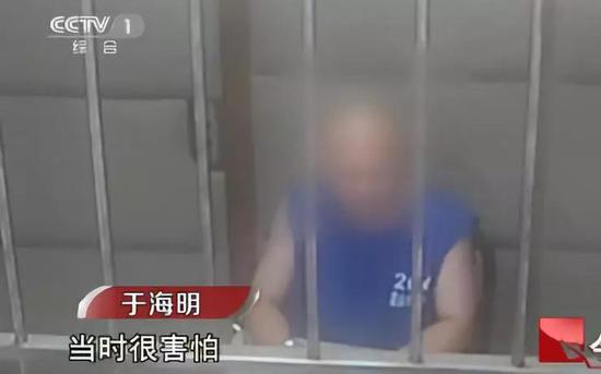 这些事都做完后,于海明蹲坐在地上,给公司老板打了个电话,告诉她出事了。