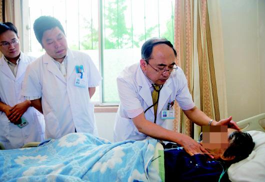 山东省肿瘤医院院长、放疗领域唯一的院士于金明查看病人病情。