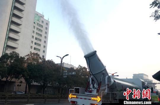 喷雾车净化扬州城区道路上空空气环境。 崔佳明 摄