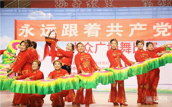 无棣县代表队的“大红大绿”十分引人注目
