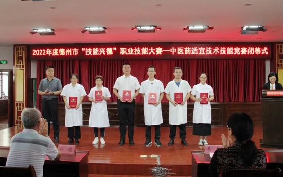 个人三等奖获得者 许海涛(右四)