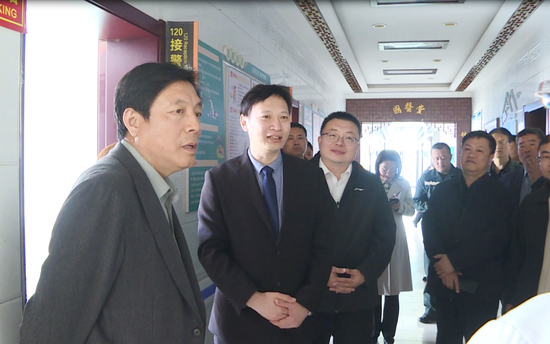△调研组一行在县人民医院严务乡急救点调研