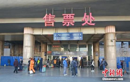 ↑资料图：北京西站售票处。姚露 摄